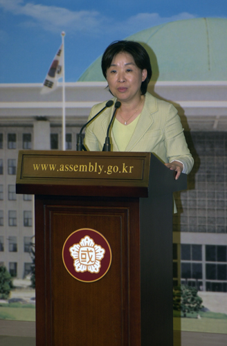 심상정 의원은 25일 "협정문 공개로 정부의 장밋빛 환상이 얼마나 허황된 것이지 속속 드러날 것"이라며 6월 임시국회와 관련해 "청문회에서 정부에 책임을 묻고 반대를 위해서 최선을 다할 것"이라고 밝혔다. 